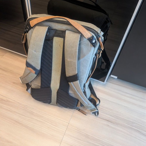 Peak Design Everyday Backpack 20L ash used with leather elements