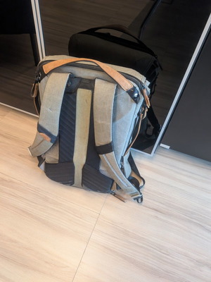 Peak Design Everyday Backpack 20L ash used with leather elements