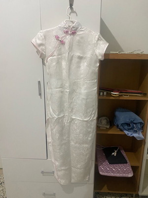 Λευκό φόρεμα ασιατικού τύπου με ανάγλυφα λευκά και ροζ σχέδια σαν καινούργιο