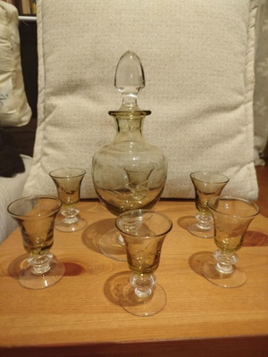 Vintage decanter set with 6 liqueur glasses, new, colored glass