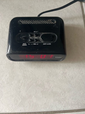 Digital bedside alarm clock like new, tabletop