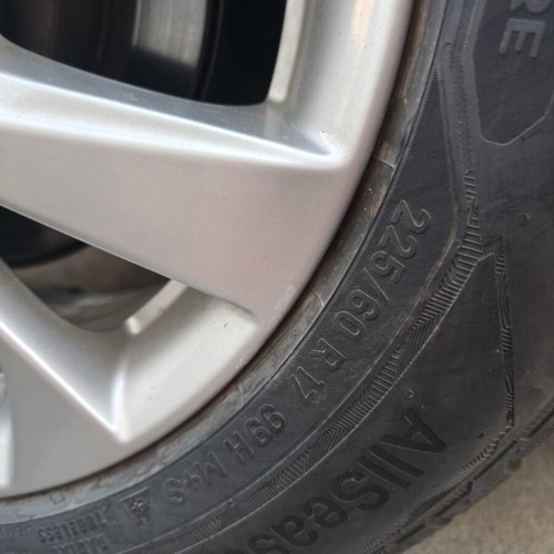 Hyundai Tucson 17-inch rims with all-season tires like new