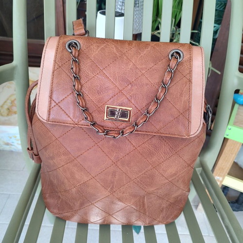Quilted women's backpack in tan with chain detail
