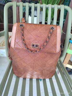 Quilted women's backpack in tan with chain detail