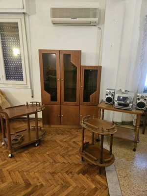 Ξύλινα έπιπλα σαλονιού σαν καινούργια με βιτρίνες, τραπεζάκια και ήχοσύστημα