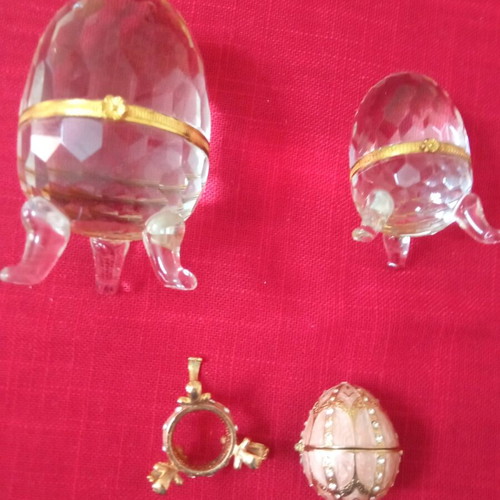 Decorative eggs like new, set of 3, two transparent and one with designs