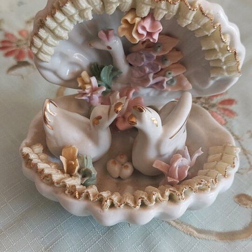Porcelain decorative figurine like new