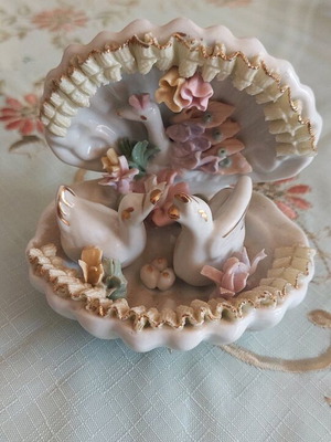 Porcelain decorative figurine like new