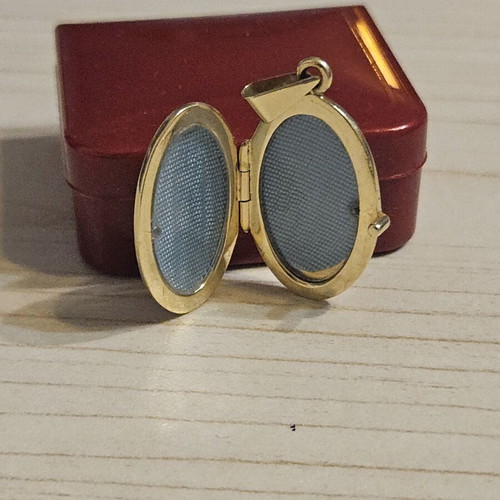Gold pendant locked 14K like new