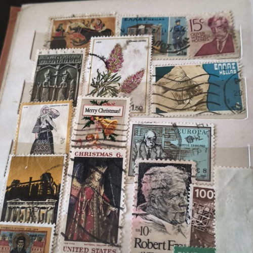 Collectible stamps from around the world like new, over 500 with albums and box