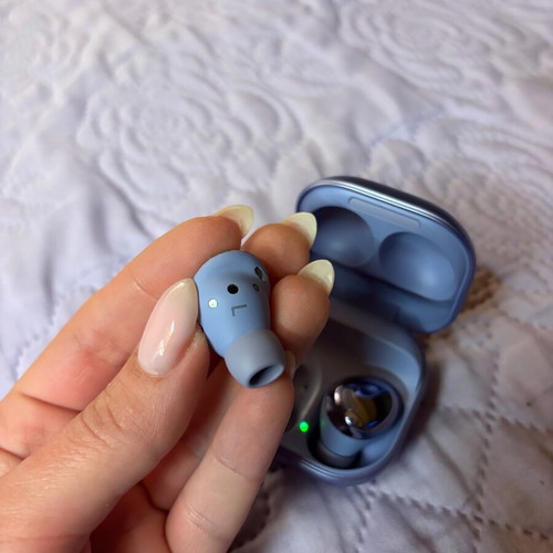 Samsung Galaxy Buds Pro like new Bluetooth headphones with charging case Phantom Violet