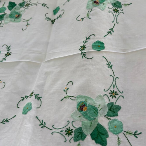 Square tablecloth with machine embroidery new, green design 40x40 cm