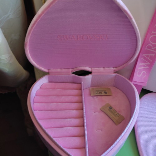 Swarovski heart-shaped pink velvet jewelry box