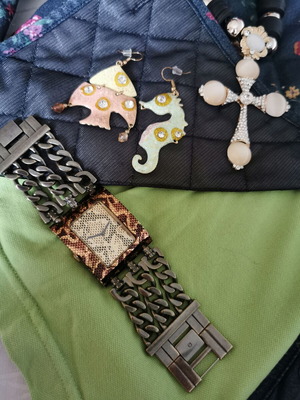 Guess women's watch with animal print and double gunmetal chain
