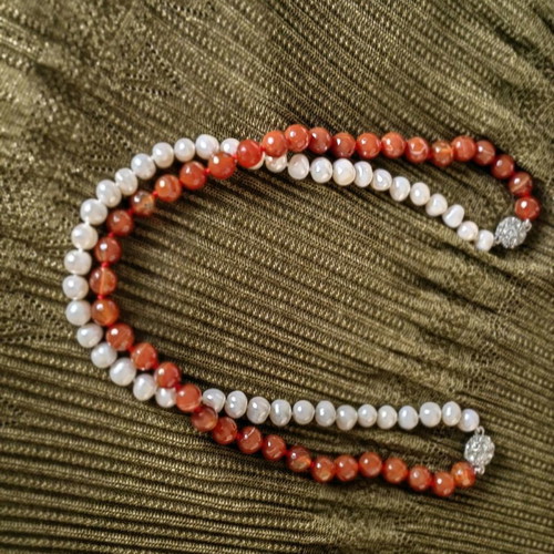 Necklace new with pearls and red agate tache