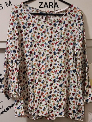 Μπλούζα Zara S/M σαν καινούργιο, άσπρη με λουλούδια