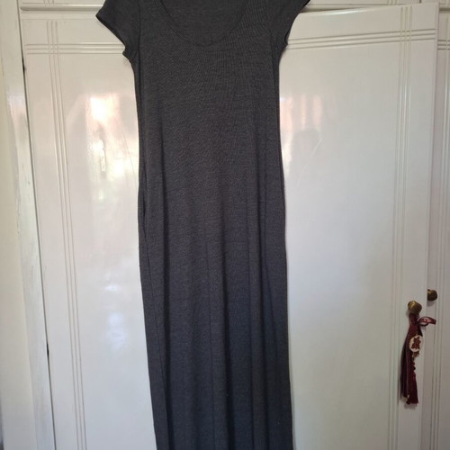 Casual maxi dress one size gray like new with pockets and short sleeves
