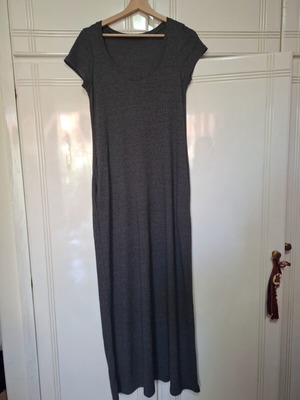 Casual maxi dress one size gray like new with pockets and short sleeves