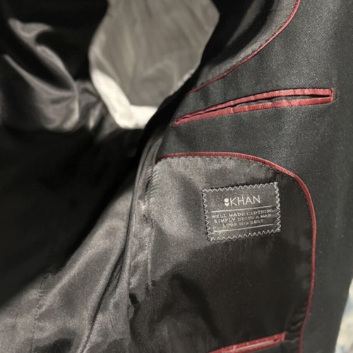 Men's black suit like new with tie, size L