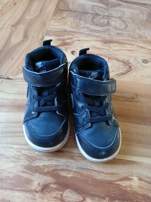 Παιδικό αθλητικό Nike νούμερο 24 σαν καινούργιο, μαύρο