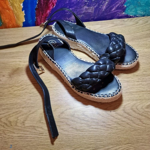Sandals size 39 like new, braided front, platform style