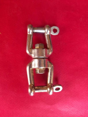 Stainless steel swivel with double shackle