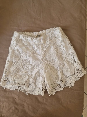 Lynne lace white shorts used, size XS/S