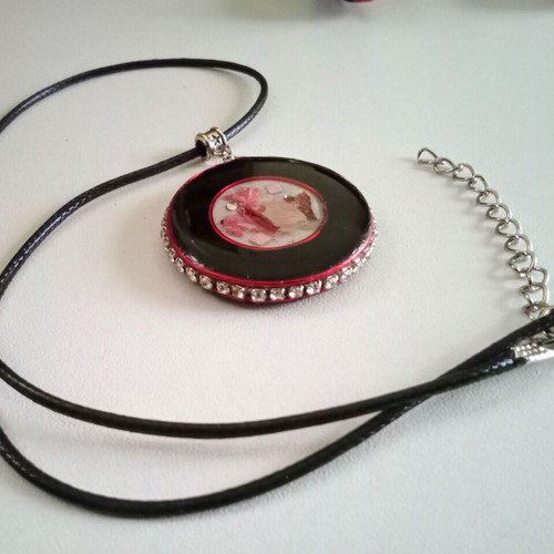 Handmade necklace new with round pendant in red and black