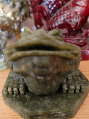 Frog on octagonal jade base like new