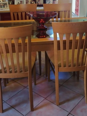 Τραπεζαρία από μασίφ ξύλο με 6 καρέκλες και μπουφές σαν καινούργια