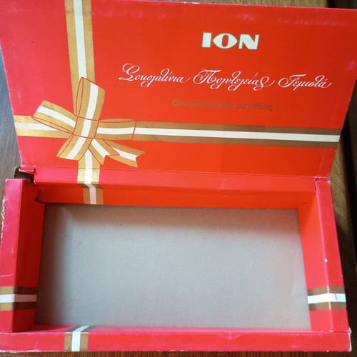 Ion cardboard box used with corner defect