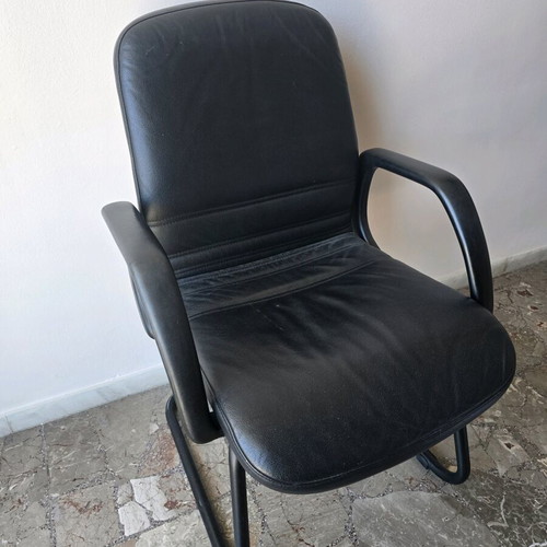 Δερμάτινη καρέκλα επισκέπτη σαν καινούργια, μαύρη με μεταλλικό σκελετό