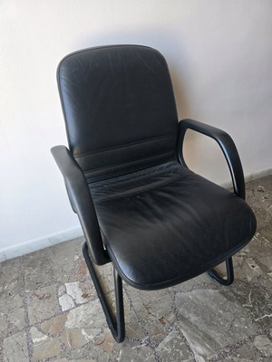 Δερμάτινη καρέκλα επισκέπτη σαν καινούργια, μαύρη με μεταλλικό σκελετό