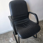 Δερμάτινη καρέκλα επισκέπτη σαν καινούργια, μαύρη με μεταλλικό σκελετό