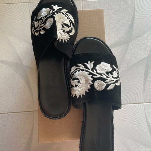 Tartarooga slippers like new, size 39, black with white flowers