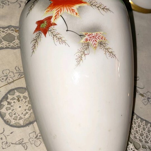 Porcelain collectible vase from China like new, 24 cm height