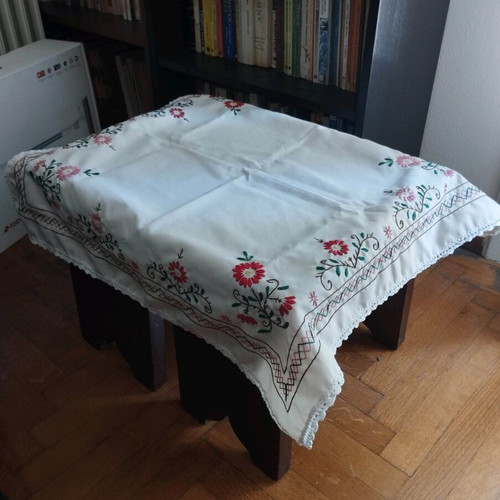 Handmade embroidered table runner 67×67 cm like new, vintage
