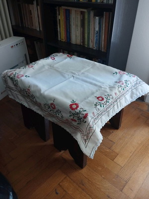 Handmade embroidered table runner 67×67 cm like new, vintage