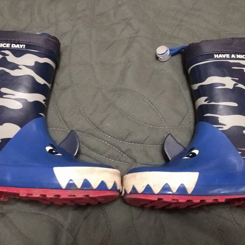 Gioseppo kids' rain boots "Shark" size 26 like new, black and blue
