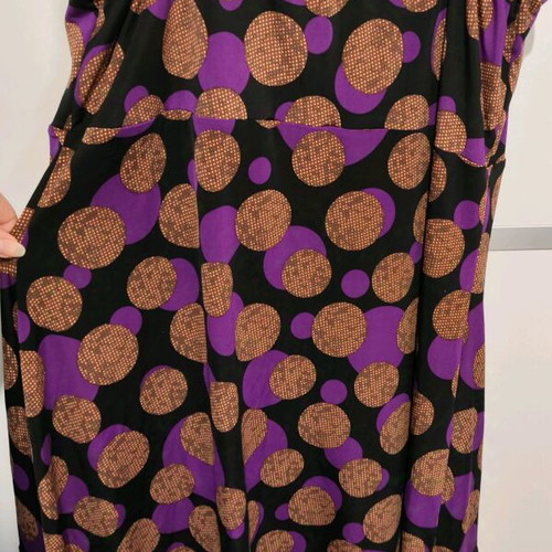 Women's dress like new, size L, with chiffon ruffles and circular patterns