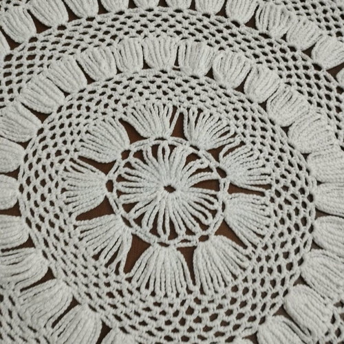 Round doily like new, diameter 49 cm