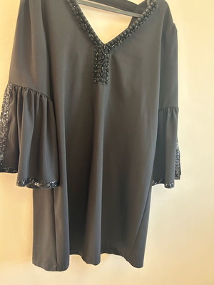 Black oversized dress new, size small, knee-length