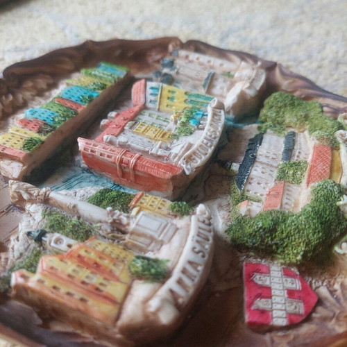 Ceramic 3d hanging plate like new