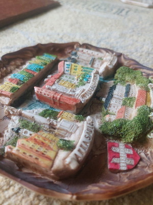 Ceramic 3d hanging plate like new