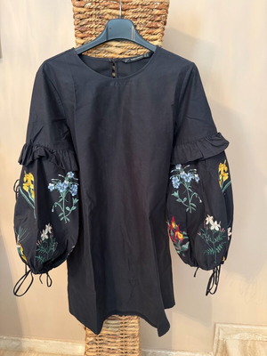 Φόρεμα Zara με φαρδιά μανίκια και κορδόνια σαν καινούργιο, μαύρο