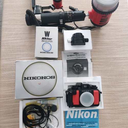 Nikonos -V καινούργια υποβρύχια φωτογραφική μηχανή με φακό 35mm και φλας
