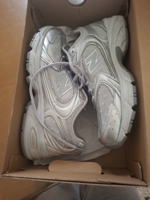 Παπούτσια New Balance αθλητικά σαν καινούργιο, μέγεθος 38.5, γκρι