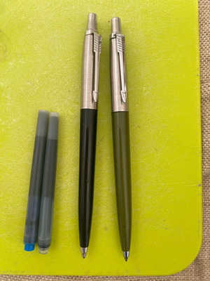 Parker collectible pens like new, set of 2 with 4 refills