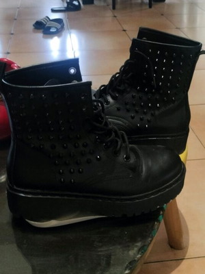 Boots with studs like new, size 39, black