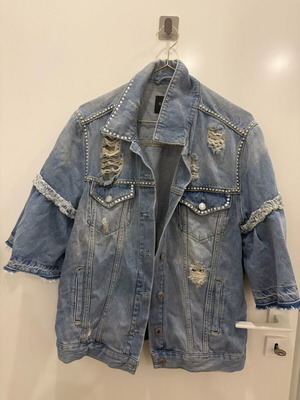 Τζιν μπουφάν Guess σαν καινούργιο, μέγεθος medium, φθαρμένο με πέρλες